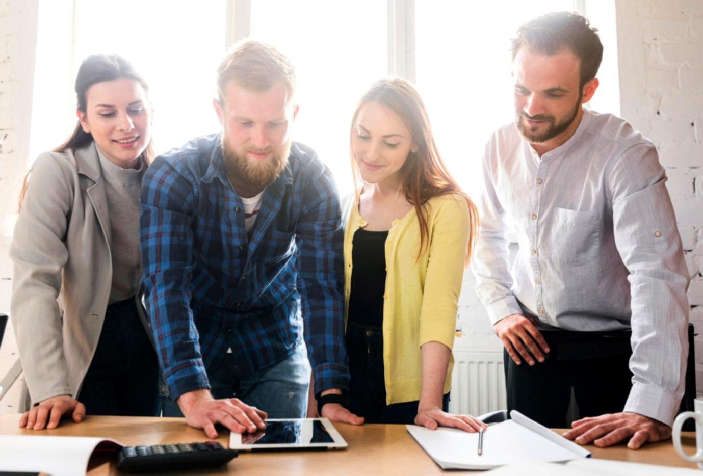 Teilnehmer während einer praktischen Übung zur Bilanzanalyse