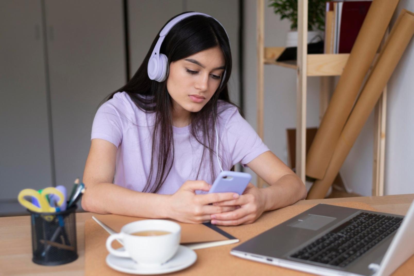 Teilnehmer analysieren gemeinsam Finanzberichte während eines interaktiven Workshops